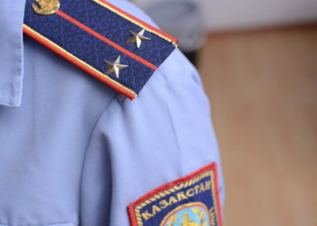 “Біз бір отбасындай!”: тәртіп сақшылар көпбалалы отбасыларға көмек көрсетуін жалғастыруда