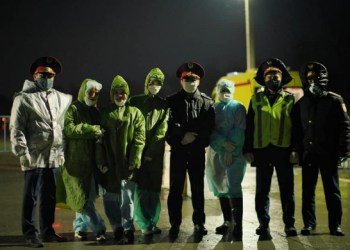 Полицейлер мен дәрігерлер алдынғы қатарда қызмет етуде