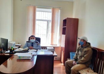 Түркістан облысының полицейлері көше бойында есірткі қолданып тұрған азаматты ұстап алды