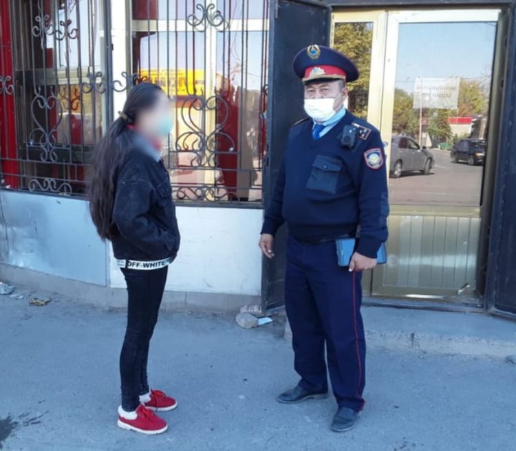 Түркістан облысының полицейлері жоғалған қызды отбасымен қауыштырды