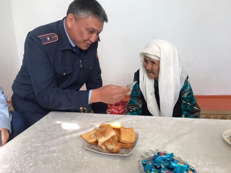 Түркістан облысы полицейлері құжаттарын жоғалтып алған қарт тұрғынның құжатын қайта   жасап берді