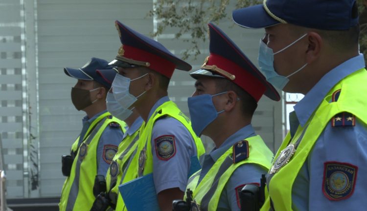 Тұрғындар жол-апаты кезінде көмектесіп, құтқарып қалған полицейлерге алғысын айтты