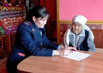 Түркістандық полицейлер жасы үлкен қарттарымыздың төлқұжатын жаңартып, үйлеріне апарып табыс етті
