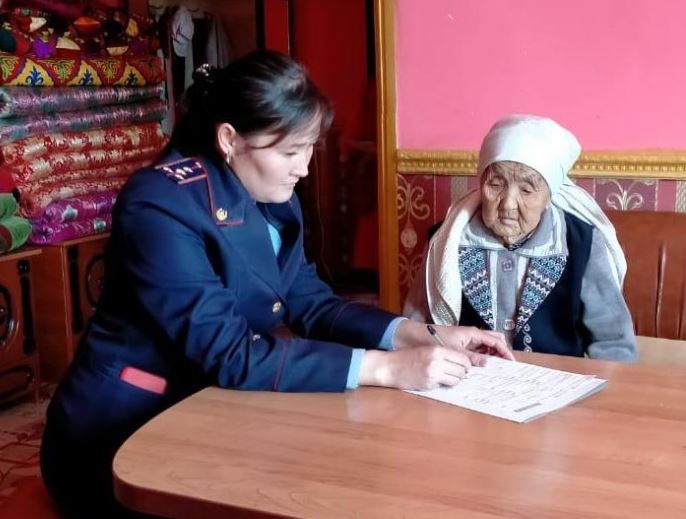 Түркістандық полицейлер жасы үлкен қарттарымыздың төлқұжатын жаңартып, үйлеріне апарып табыс етті