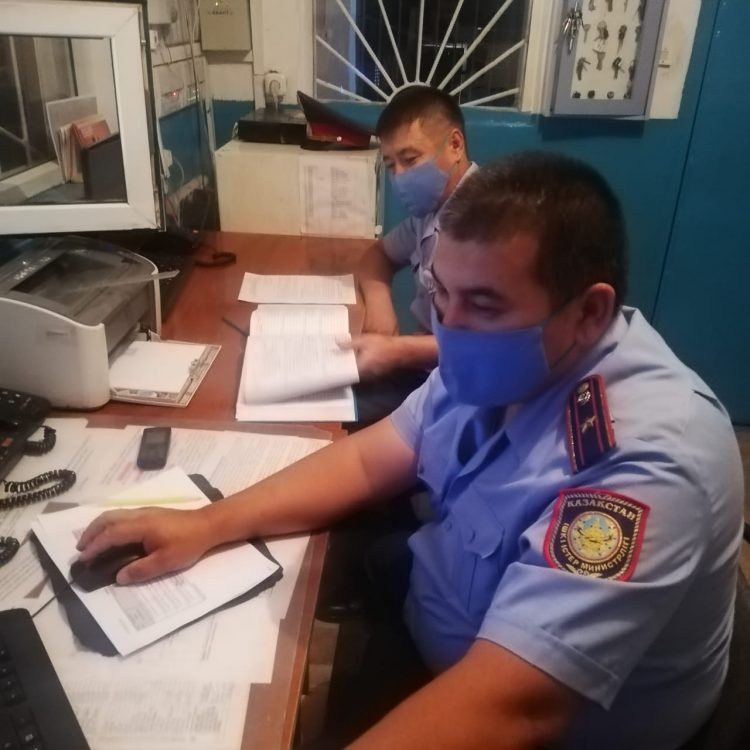 Рейд кезінде полицейлер есірткі қолданған күдіктіні ұстады