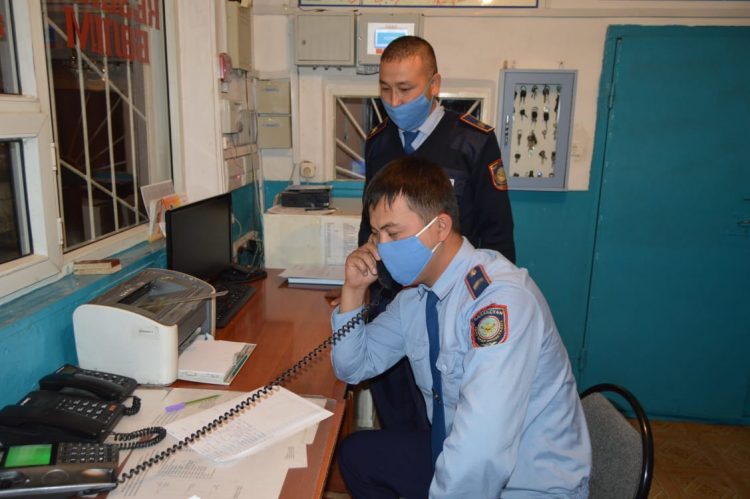 Түркістан облысы полицейлері 8 дана қорап алмасын ұрлаған күдіктілерді ұстады