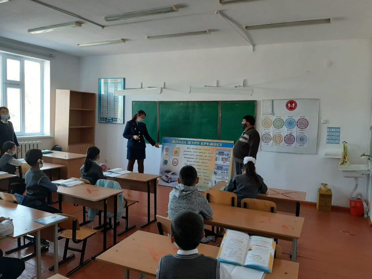 Түркістан облысының полиция қызметкерлері оқушыларға жол қауіпсіздігі туралы сабақ өткізді