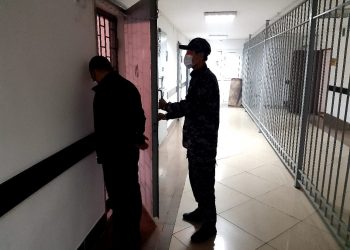 Полицейлер есірткі сатумен айналысқан күдіктіні ұстады