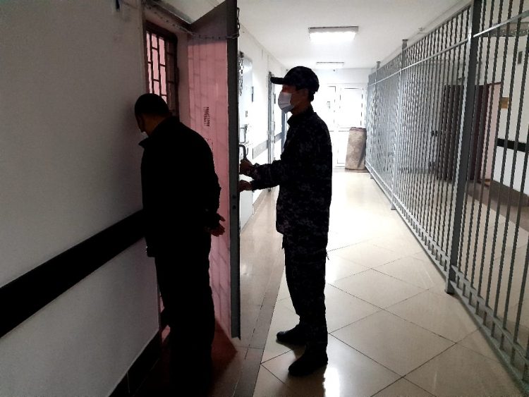 Полицейлер есірткі сатумен айналысқан күдіктіні ұстады