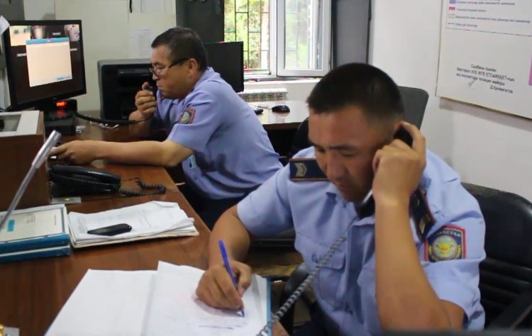 Түркістан облысы полицейлері «автотұрақ ашамын» деп жүргізушілерден ақша жинап алған алаяқты ұстады