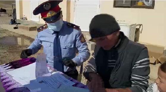 Полицейлер мүлде құжат алмаған тұрғынды құжаттандырды