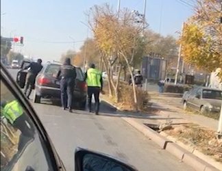 Түркістан қаласында полицейлер жүргізушіге көлігін жүргізуге көмектесті