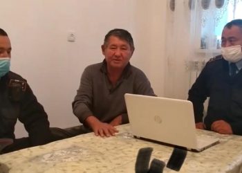 Түркістан облысының полицейлері темір торға қысылып қалған ер адамды құтқарып алды