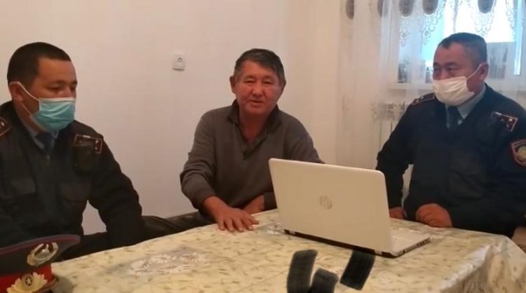 Түркістан облысының полицейлері темір торға қысылып қалған ер адамды құтқарып алды