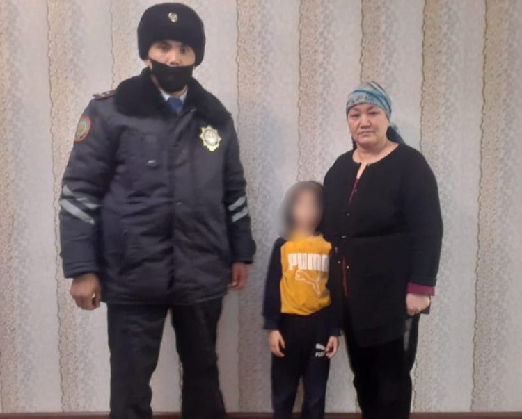 Түркістан облысының полицейлері ойнап жүріп жоғалған 5 жасар қызды тапты