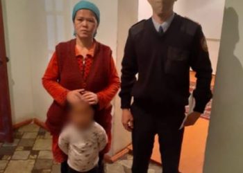 Түркістан облысы полицейлері ойнап жүріп, адасып қалған 4 жасар баланы үйіне қайтарды