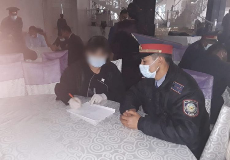 Түркістан облысында полицейлер карантин кезінде кезекті той өткізуді тоқтатты