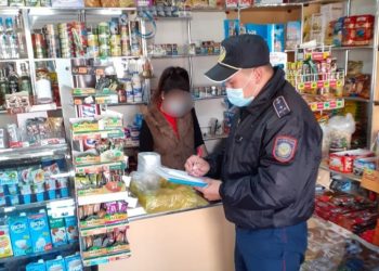 Түркістан облысының полицейлері карантиндік шектеулерге қарамастан ашық тұрған дүкен иесі мен бетпердесіз тұрғындарды анықтады