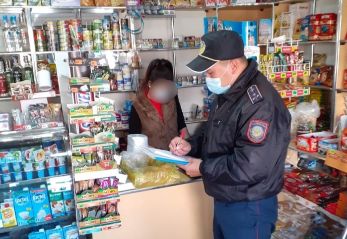 Түркістан облысының полицейлері карантиндік шектеулерге қарамастан ашық тұрған дүкен иесі мен бетпердесіз тұрғындарды анықтады