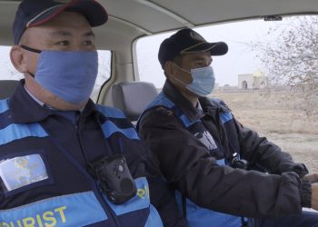 Туристік полиция қызметкері зиярат етушінің жоғалған сөмкесін тауып берді