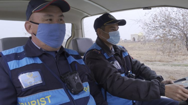 Туристік полиция қызметкері зиярат етушінің жоғалған сөмкесін тауып берді