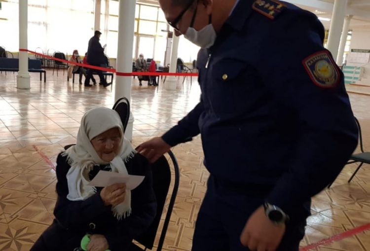 Түркістан облысының полицейлері 100 жастағы тұрғынға құжатын жаңартып беріп, алғыс алды