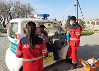 Туристік полиция қызметкер зиярат етіп жүріп, ауырып қалған тұрғынға алғашқы көмек көрсетті