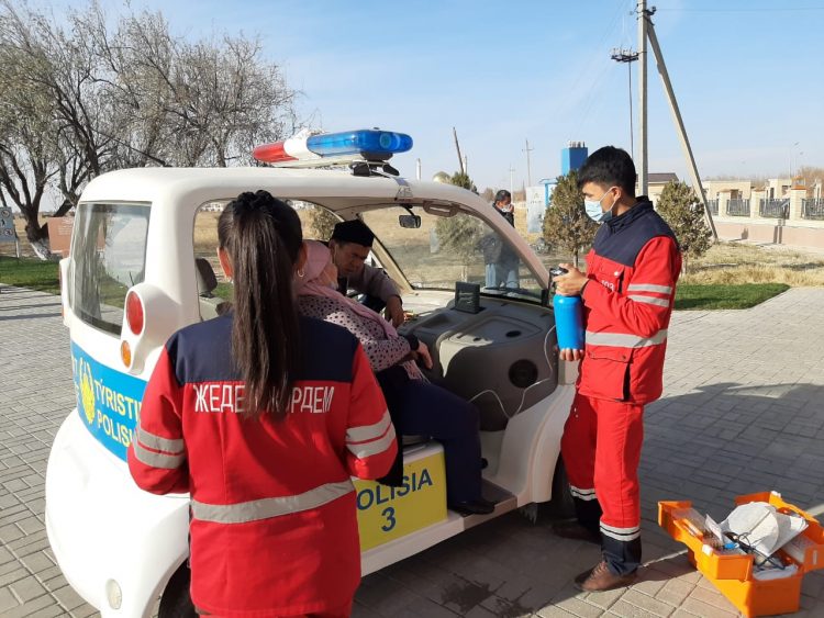 Туристік полиция қызметкер зиярат етіп жүріп, ауырып қалған тұрғынға алғашқы көмек көрсетті