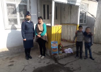 Түркістан облысының полицейлері көпбалалы аналарға көмек көрсетті
