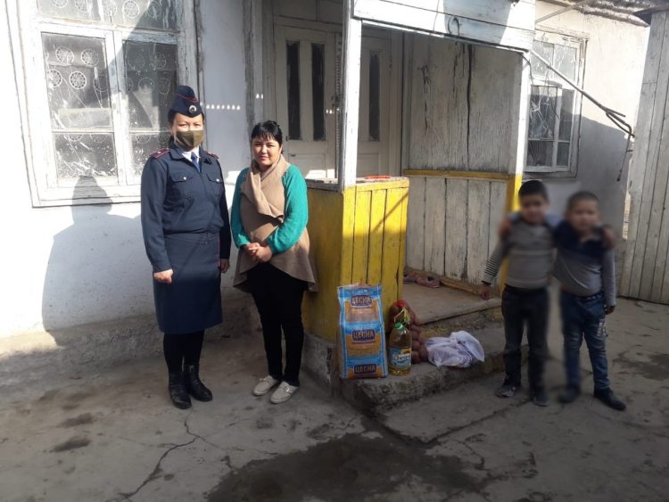 Түркістан облысының полицейлері көпбалалы аналарға көмек көрсетті