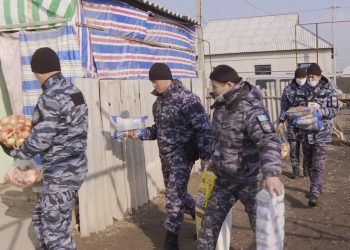 Түркістан облысының полицейлері 22 отбасыға арнайы жылқы сойып, етін және азық-түлік таратты