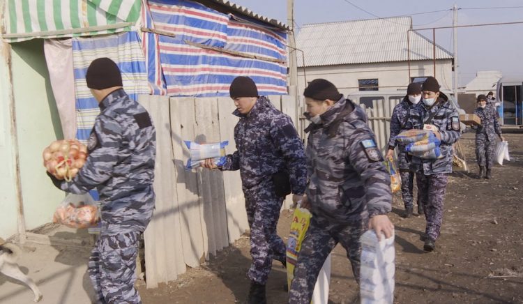 Түркістан облысының полицейлері 22 отбасыға арнайы жылқы сойып, етін және азық-түлік таратты