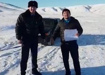 Түркістан облысының учаскелік полиция инспекторы жолда қарға батып қалған көліктің жолаушыларына көмектесті