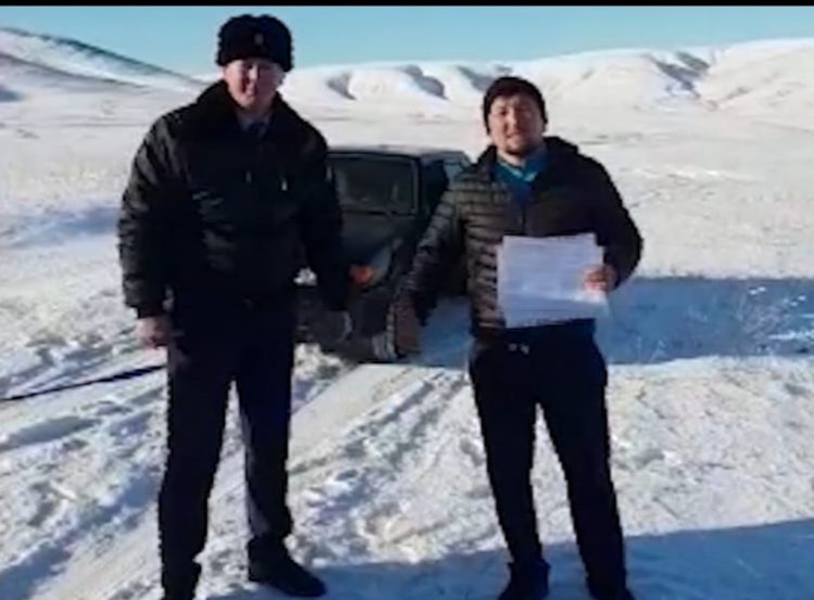 Түркістан облысының учаскелік полиция инспекторы жолда қарға батып қалған көліктің жолаушыларына көмектесті