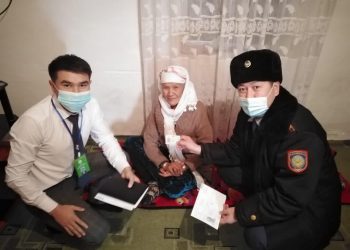 Түркістан облысының полицейлері қарт аналарымыздың  куәлігін рәсімдеп берді
