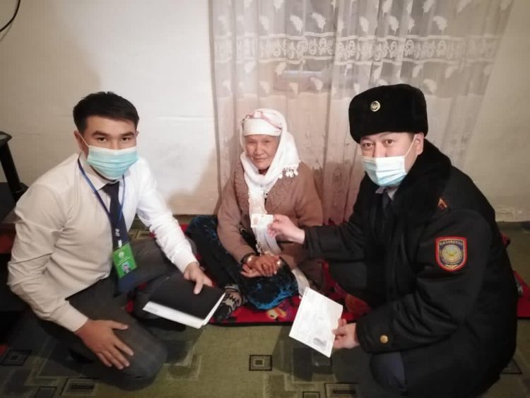 Түркістан облысының полицейлері қарт аналарымыздың куәлігін рәсімдеп берді