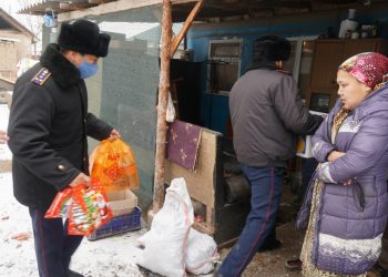 Полицейлер кіріп келе жатқан 2021 жылға орай 21 отбасын мерекемен құттықтап, сый-сияпаттарын табыстады