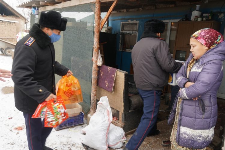 Полицейлер кіріп келе жатқан 2021 жылға орай 21 отбасын мерекемен құттықтап, сый-сияпаттарын табыстады