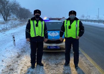 Қос полицей жолда қалған 12 көлікке көмек көрсетті