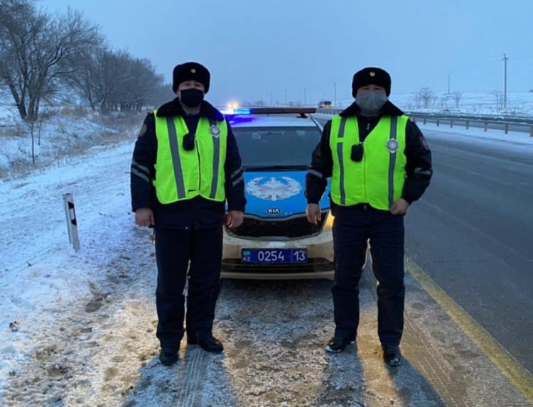 Қос полицей жолда қалған 12 көлікке көмек көрсетті