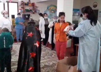 Түлкібаста полицейлер ерекше балаларға мереке ұйымдастырды