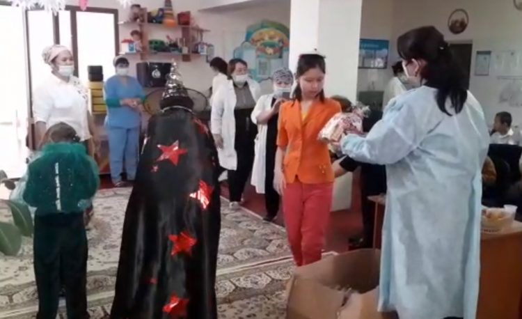 Түлкібаста полицейлер ерекше балаларға мереке ұйымдастырды