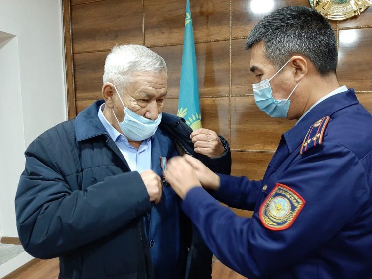 Түркістан облысында ІІО-ның ардагері Үсенті Аманов «ІІМ-нің құрметті ардагері» омырау белгісімен марапатталды