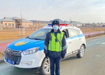 Түркістан облысының полицейлері жол ортасында есінен танған тұрғынға алғашқы көмек көрсетті