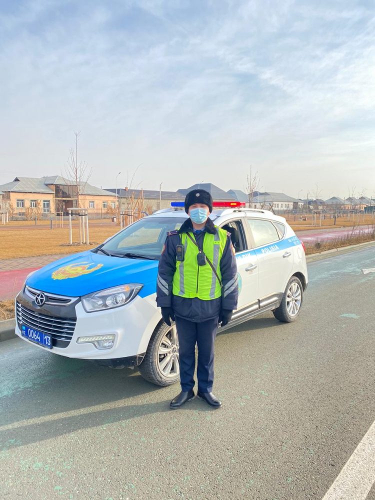 Түркістан облысының полицейлері жол ортасында есінен танған тұрғынға алғашқы көмек көрсетті