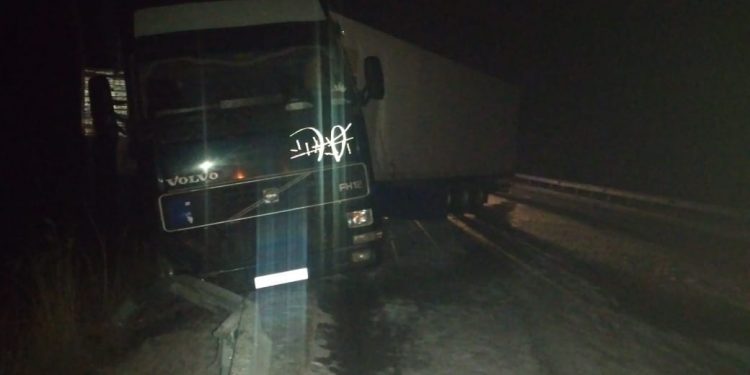 Түркістан облысының полицейлері жол апатына ұшыраған Қырғызстанның жүргізушісіне көмектесті