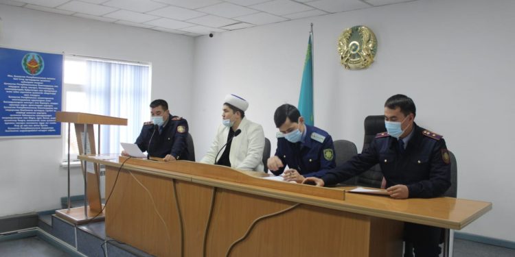 Жетісайлық сақшылар балаларды өз қамқорлықтарына алды