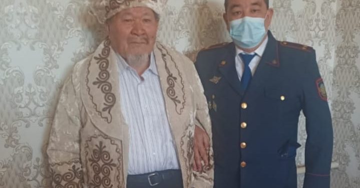 Түркістан облысының полицейлері ішкі істер органы ардагерін 80 жасқа толуымен құттықтап қайтты