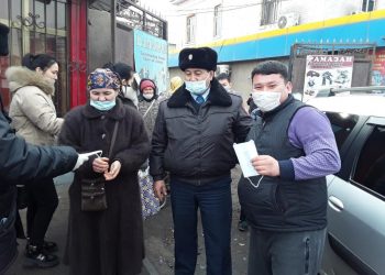 Түркістан облысы полицейлері карантин режимін сақтау мақсатында тұрғындарға түсіндірме жұмыстарын жүргізіп, бетперде таратты