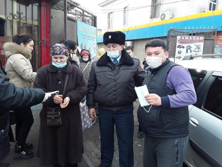 Түркістан облысы полицейлері карантин режимін сақтау мақсатында тұрғындарға түсіндірме жұмыстарын жүргізіп, бетперде таратты